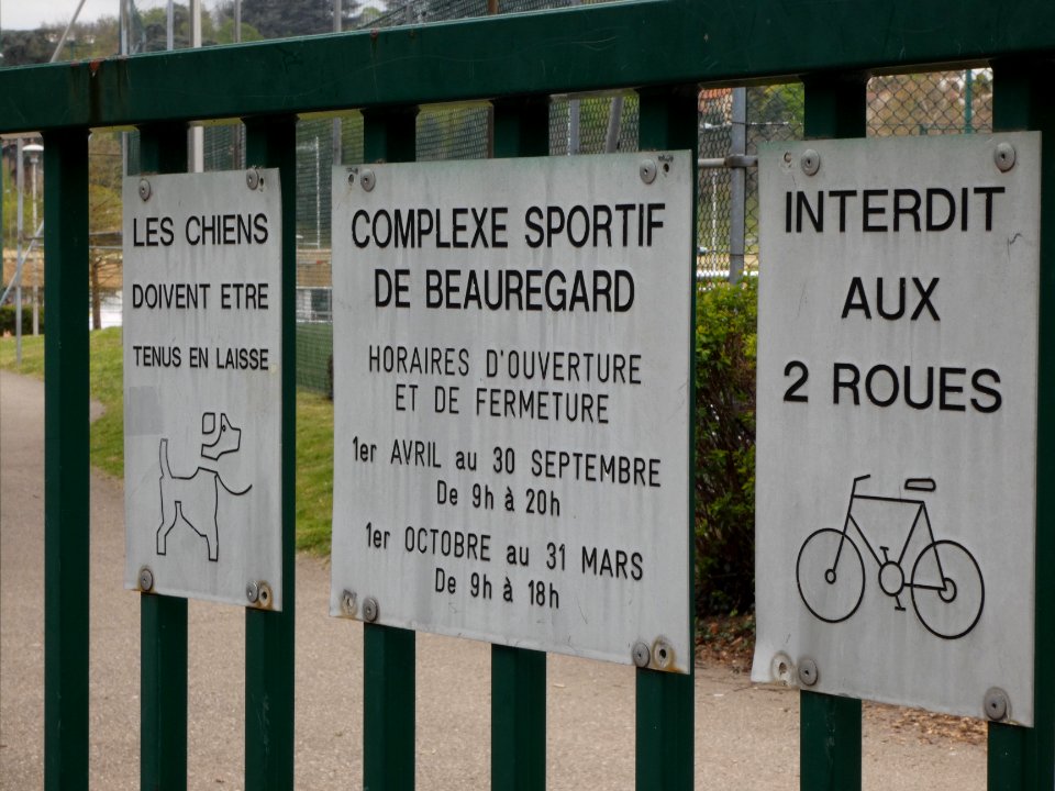 Saint-Genis-Laval - Avenue Maréchal Foch - Plaques à l'entrée du complexe sportif de Beauregard