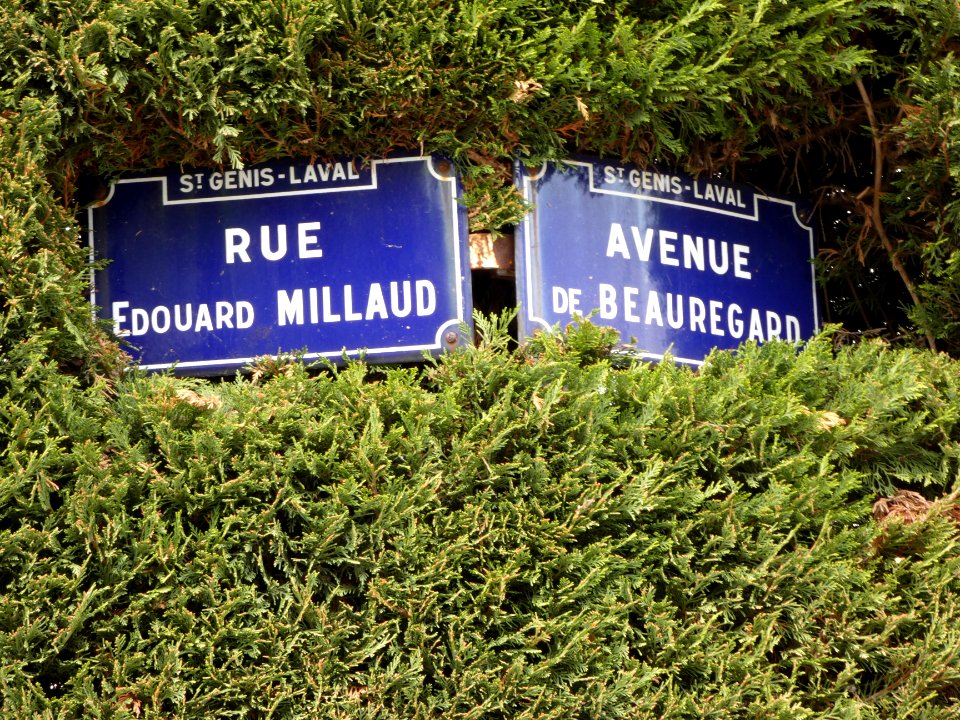 Saint-Genis-Laval - Angle de la rue Édouard Millaud et de l'avenue de Beauregard - Plaques