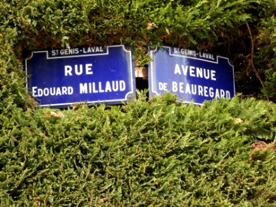 Saint-Genis-Laval - Angle de la rue Édouard Millaud et de l'avenue de Beauregard - Plaques
