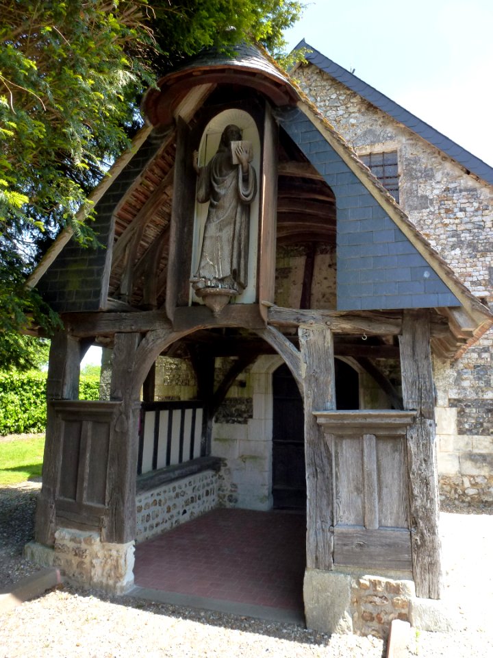 Saint-Benoît-des-Ombres (Eure, Fr) église Saint-Benoît, porche avec statue du saint