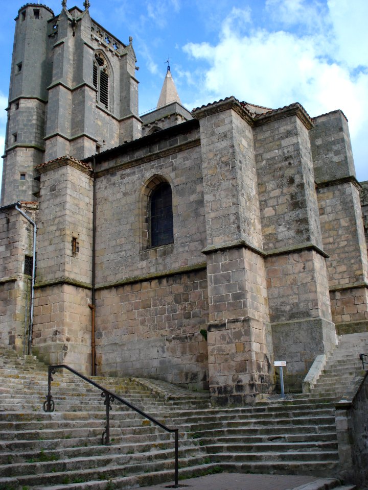 Saint-Bonnet-le-Château, la collégiale avec escaliers d'accès