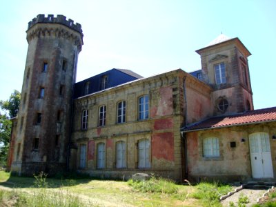 Saint-Christaud (Gers, Fr) un bâtiment avec tours