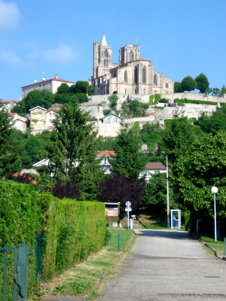 Saint-Bonnet-le-Château, vue d'ensemble avec église