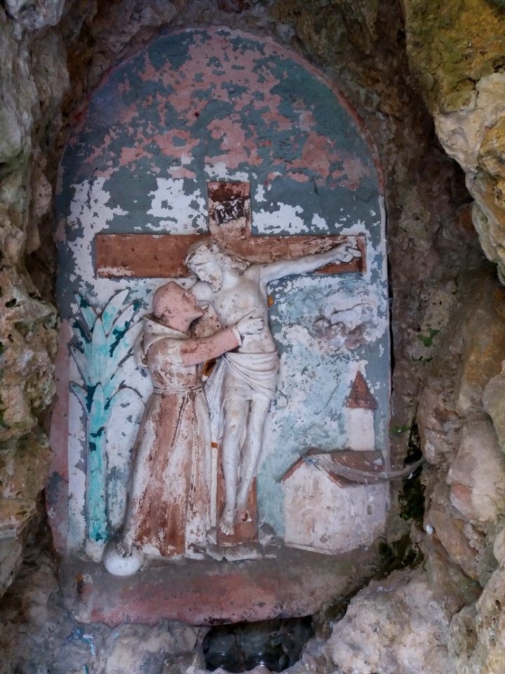 Saint-Cyr-au-Mont-d'Or - Ermitage du Mont Cindre - Jardin de prière, sculture 01