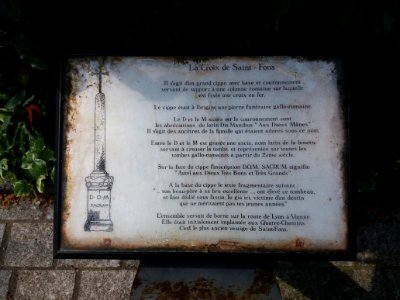Saint-Fons - Église Notre-Dame du Rosaire, plaque descriptive de la Croix de Saint-Fons