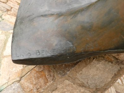 Saint-Genis-Laval - Parc de Beauregard - Bassins en escalier - Signature de la sculpture de Livio Benedetti