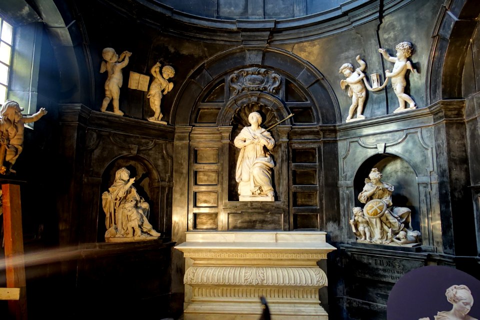 Saint Ursula by Jérôme Duquesnoy the Younger, with allegories of Hope by Gabriël Grupello, and Truth by Jean van Delen - Chapel of Saint Ursula - Église Notre-Dame du Sablon - Brussels, Belgium - DSC08113