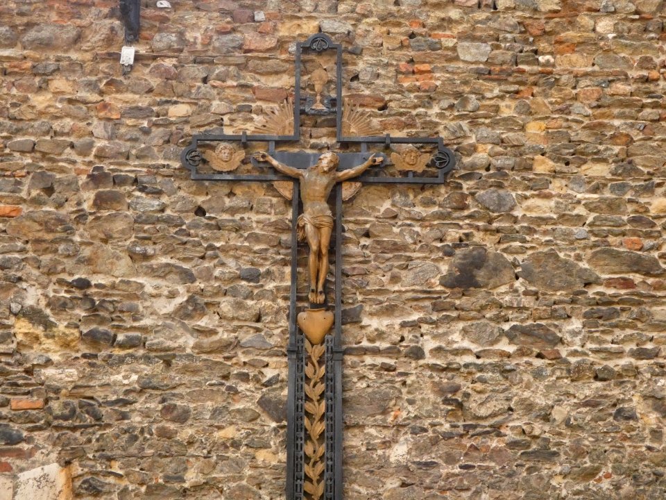 Sainte-Colombe - Impasse de l'Église - Christ sur la croix, en face de l'église