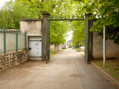 Saint-Genis-Laval - Parc de Beauregard - Allée ouest - Portail, vers le sud