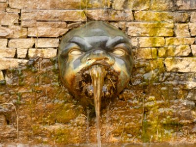 Saint-Genis-Laval - Parc de Beauregard - Bassis en escalier - Tête de fontaine