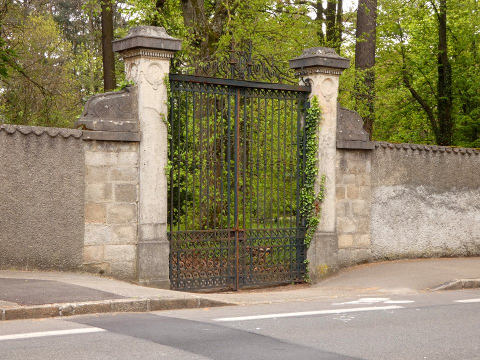 Saint-Genis-Laval - Avenue Maréchal Foch - Portail du domaine de l'hôpital Henry Gabrielle