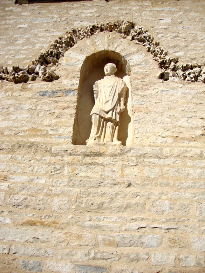Saint-Aubin (Côte-d'Or, Fr) statue Saint Aubin sur le mur de l'église