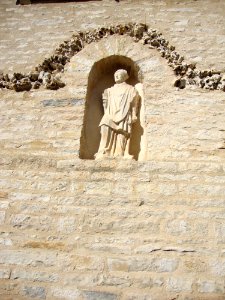 Saint-Aubin (Côte-d'Or, Fr) statue Saint Aubin sur le mur de l'église