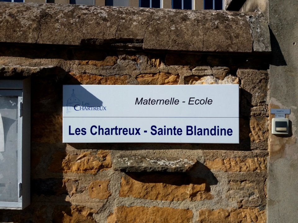 Saint-Cyr-au-Mont-d'Or - École Les Chartreux Sainte-Blandine, plaque