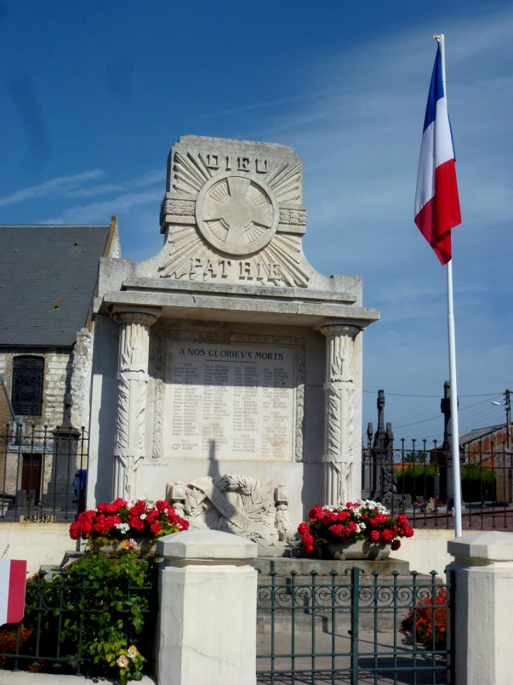 Sainte-Marie-Kerque (Pas-de-Calais) monument aux morts