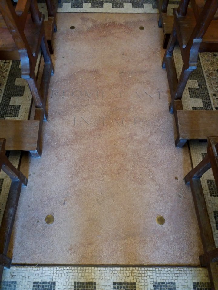 Saint-Cyr-au-Mont-d'Or - Ermitage du Mont Cindre - Chapelle, pierre tombale Requiescent in pace
