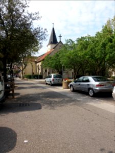 Saint-Fons - Place Roger Salengro, vue sur l'église