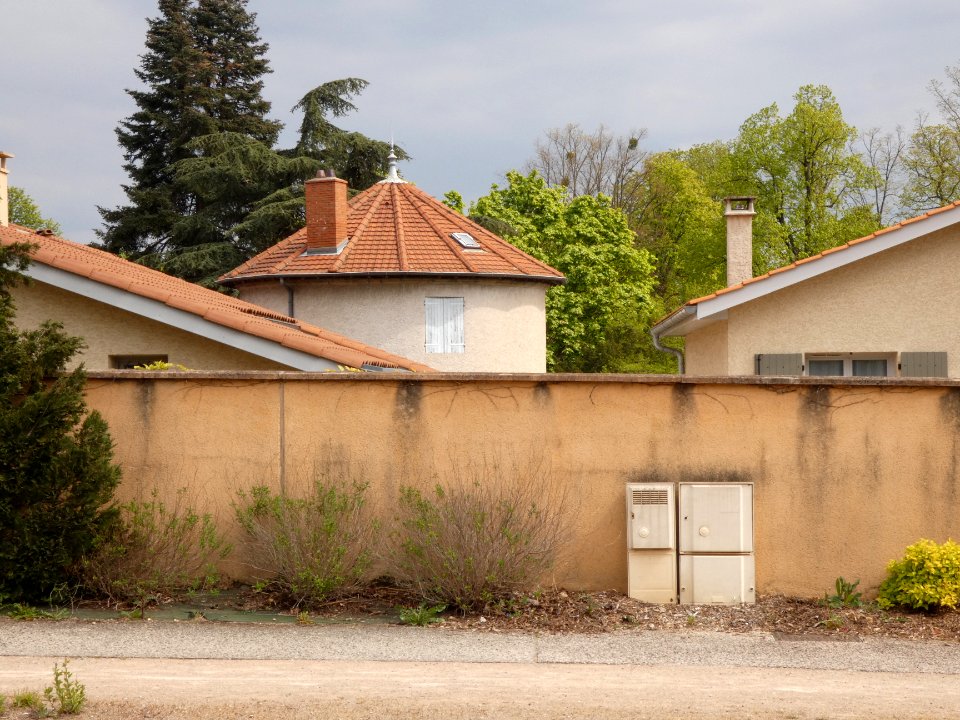 Saint-Genis-Laval - Avenue de Gadagne - Bâtiment rond