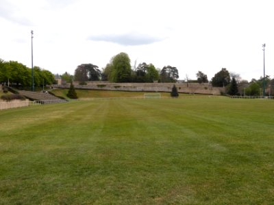 Saint-Genis-Laval - Complexe sportif de Beauregard - Stade de football, et vue sur les murs du parc de Beauregard