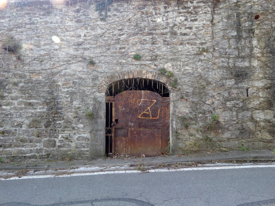 Sainte-Foy-lès-Lyon - Chemin de Fontanières - Ancien bassin, au niveau du numéro 140, porte