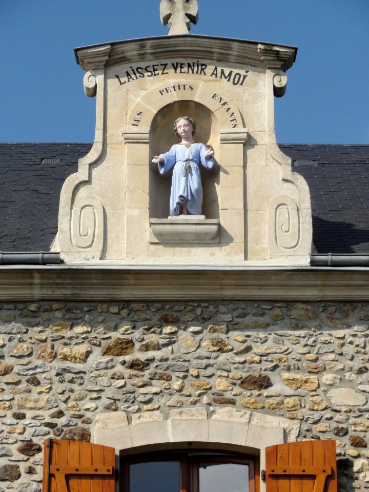 Saint-Aubin-de-Locquenay (Sarthe) lucarne avec statue d'un enfant