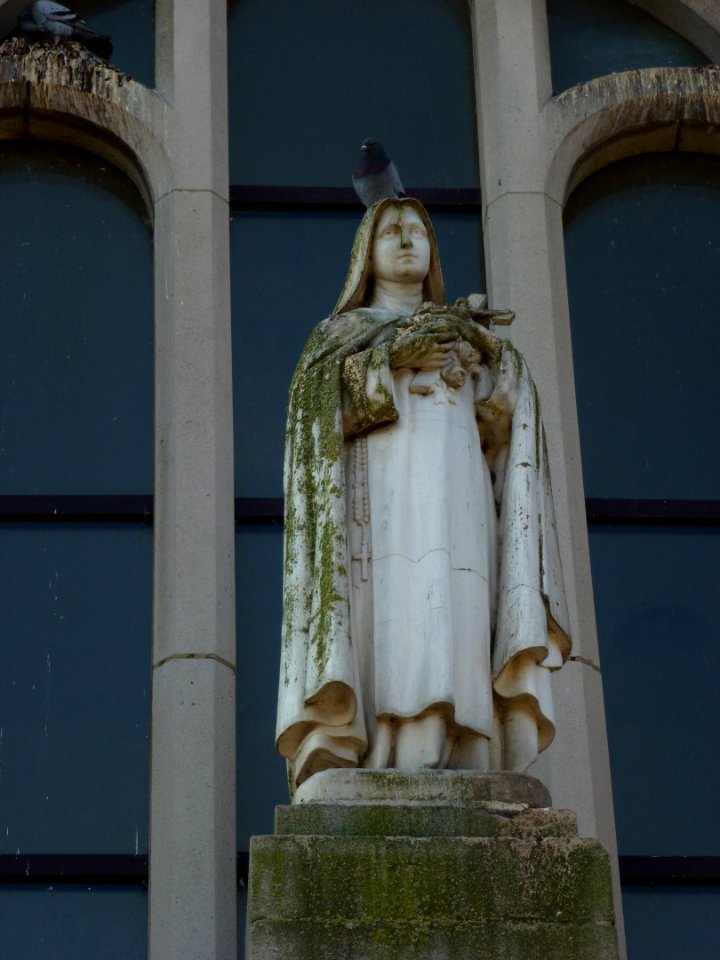 Saint-Amand-les-Eaux (Nord, Fr) église Ste-Thérèse au Moulin-Blanc, statue de la sainte