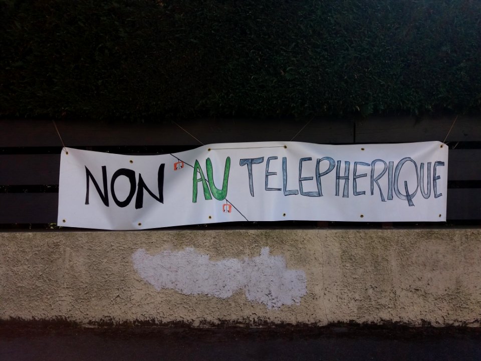 Sainte-Foy-lès-Lyon - Rue Châtelain - Banderole contre la construction d'un téléphérique