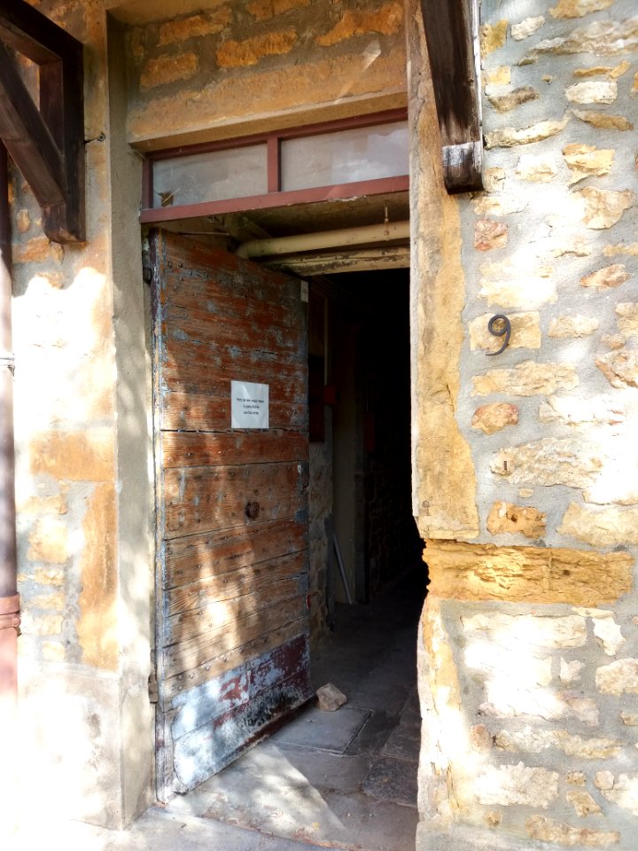Saint-Cyr-au-Mont-d'Or - Rue des Écoles, porte au numéro 9