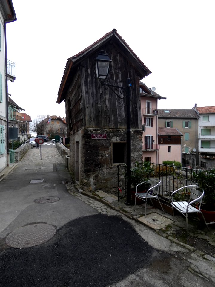 Saint-Gingolph - Pont d'En-Haut - Bâtiment à l'entrée du pont côté Suisse, avec plaque chemin des Gabelous