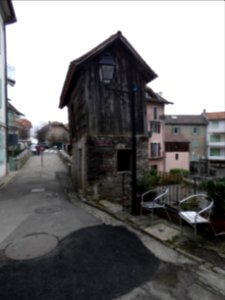 Saint-Gingolph - Pont d'En-Haut - Bâtiment à l'entrée du pont côté Suisse, avec plaque chemin des Gabelous