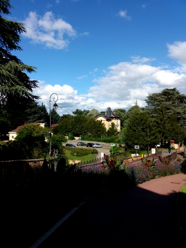 Saint-Cyr-au-Mont-d'Or - Parc de la Mairie, vue sur le parking