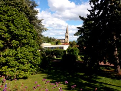 Saint-Cyr-au-Mont-d'Or - Parc de la Mairie, vue sur l'église Saint-Cyr-et-Sainte-Julitte