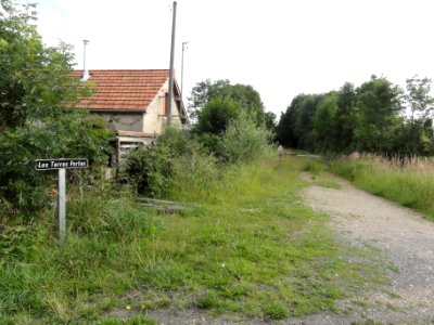 Saint-Christophe-du-Jambet (Sarthe) hameau Les Terres Fortes, entrée et ancien chemin de fer (01)
