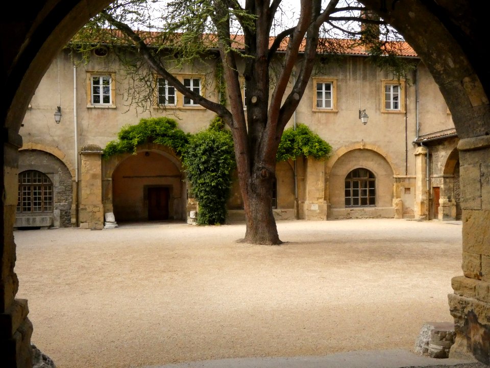 Sainte-Colombe - Impasse de l'Église - Cour de l'école secondaire Saint-Maurice