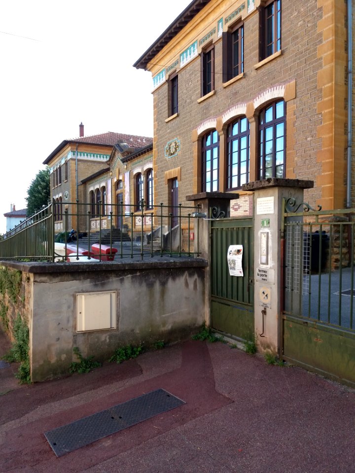 Saint-Cyr-au-Mont-d'Or - Rue Louis Touchagues, école du Bourg (2)