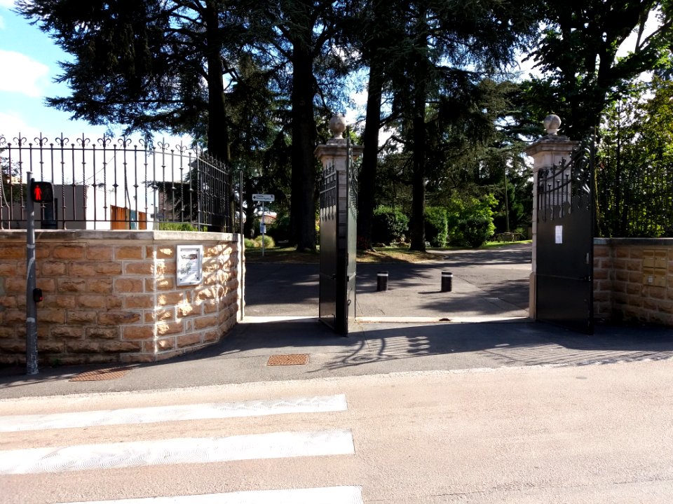 Saint-Cyr-au-Mont-d'Or - Rue Jean et Catherine Reynier, entrée du parc de la Mairie