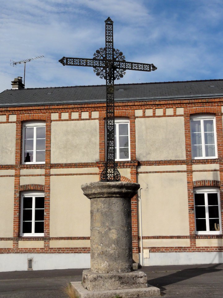 Saint-Erme-Outre-et-Ramecourt (Aisne) croix de chemin à Saint-Erme, A