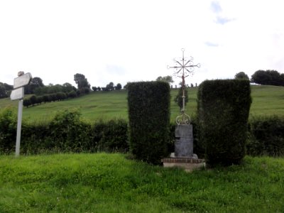 Saint-Algis (Aisne) paysage avec croix de chemin