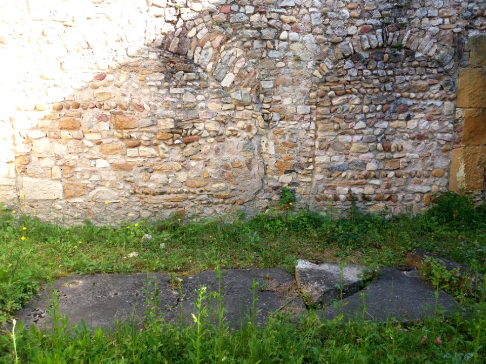 Saint-Didier-de-Formans - Chapelle du Vieux Bourg - Mur sud et dalle