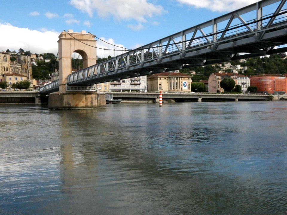 Sainte-Colombe - Passerelle de Sainte-Colombe - Vue depuis le quai d'Herbouville