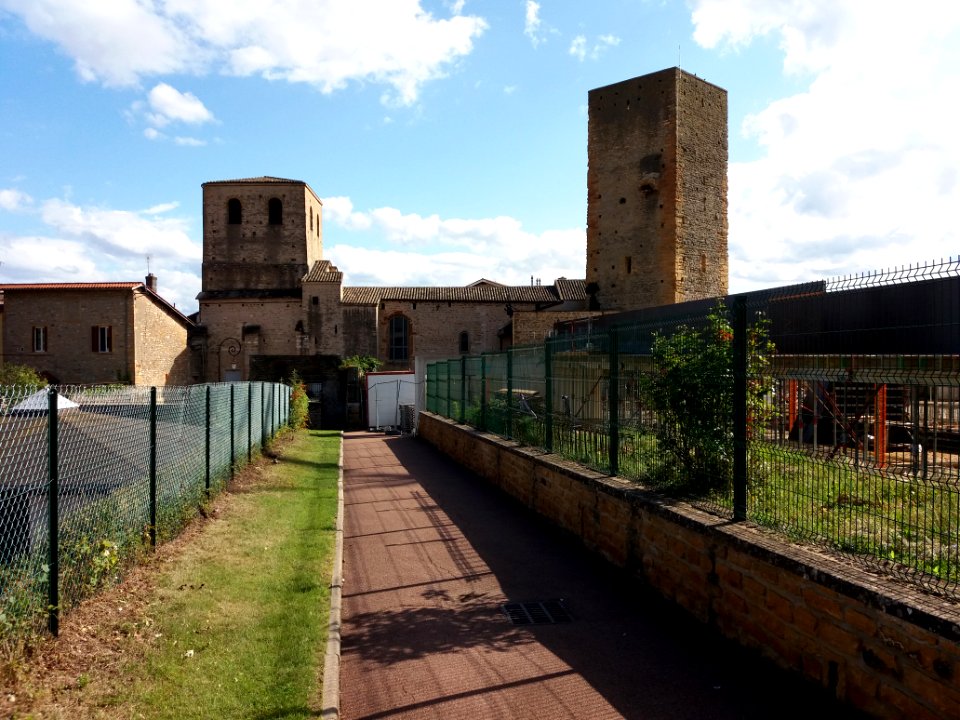 Saint-Cyr-au-Mont-d'Or - Ancienne église et château, depuis l'allée du parc de la Mairie
