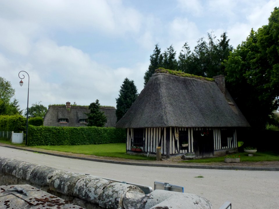 Saint-Cyr-de-Salerne (Eure, Fr) chaumières au centre du village