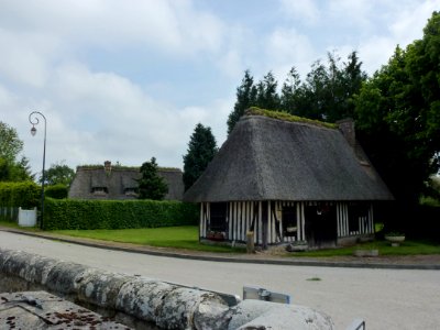 Saint-Cyr-de-Salerne (Eure, Fr) chaumières au centre du village