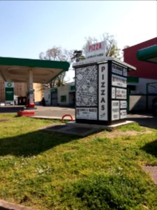 Sainte-Foy-lès-Lyon - Boulevard des Provinces - Distributeur de pizzas, dans la station service