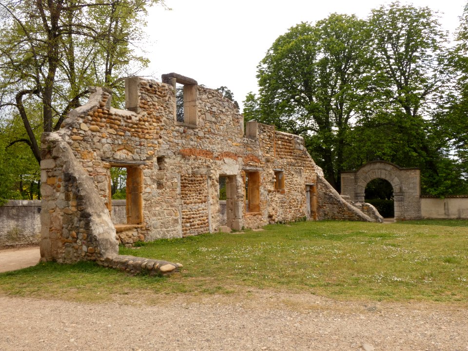 Saint-Genis-Laval - Parc de Beauregard - Mur en ruine à l'entrée 01