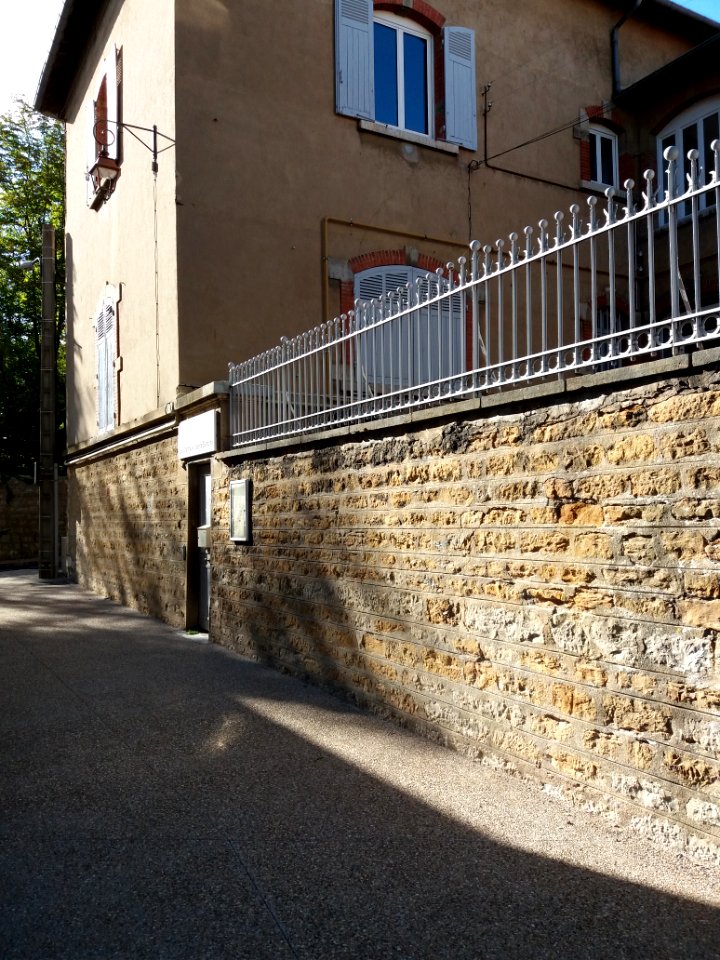 Saint-Cyr-au-Mont-d'Or - École Les Chartreux Sainte-Blandine, mur extérieur