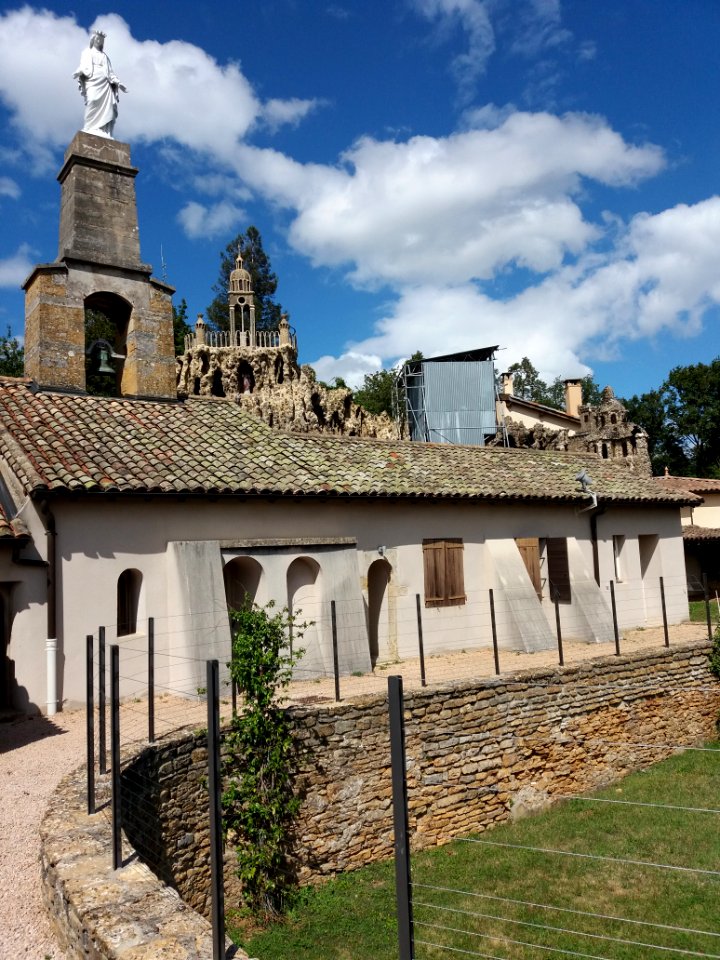 Saint-Cyr-au-Mont-d'Or - Ermitage du Mont Cindre - Jardin potager, vue sur la chapelle et le jardin de prière