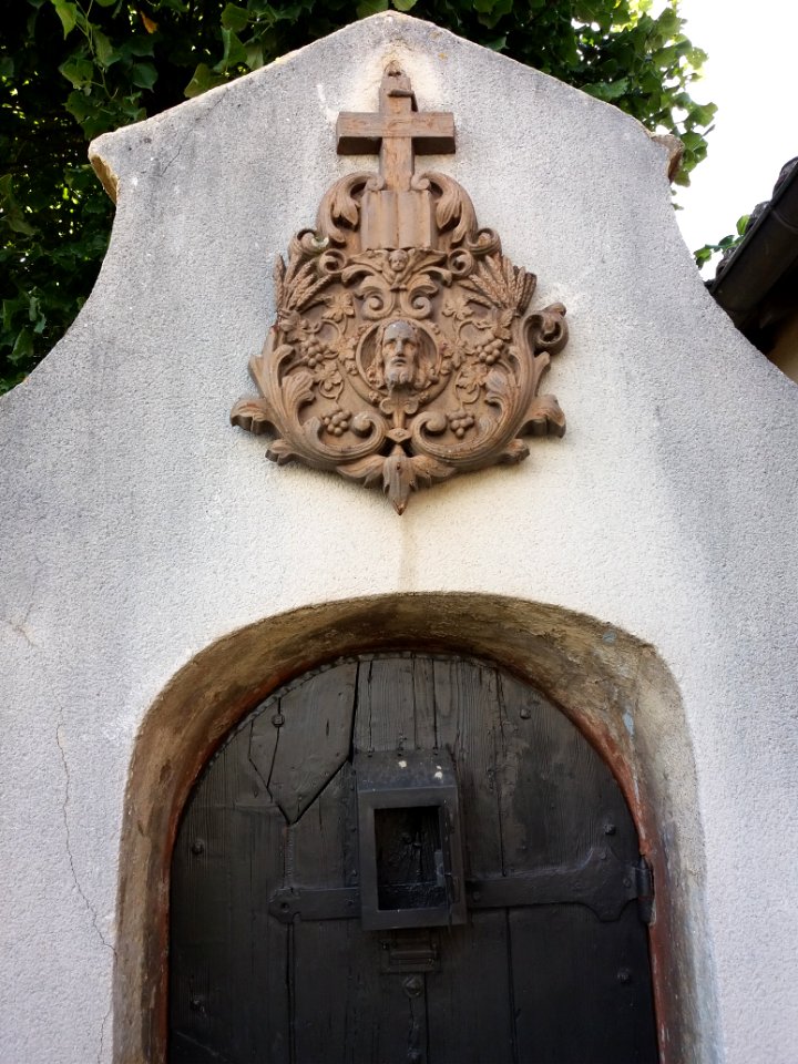 Saint-Cyr-au-Mont-d'Or - Ermitage du Mont Cindre - Jardin potager, sculpture au-dessus de la porte d'entrée