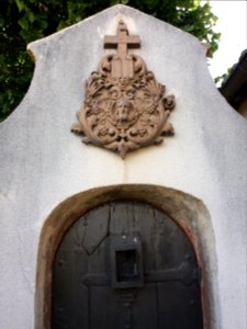 Saint-Cyr-au-Mont-d'Or - Ermitage du Mont Cindre - Jardin potager, sculpture au-dessus de la porte d'entrée