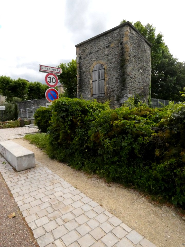 Sainte-Colombe - Quai d'Herbouville - Tour à l'entrée du village